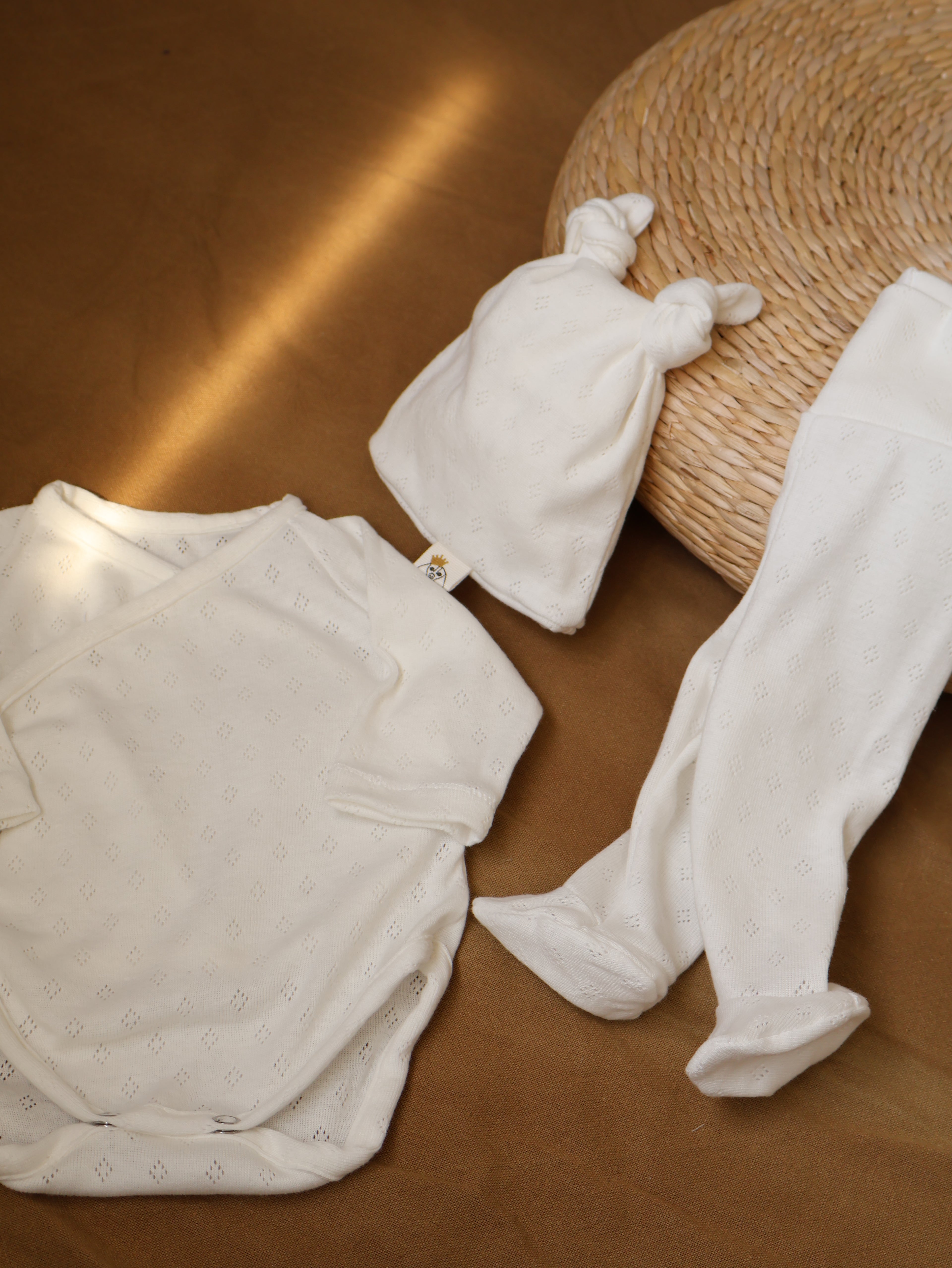 Conjunto Punto Calado Blanco Roto Body + Polainas + Gorro Nudo