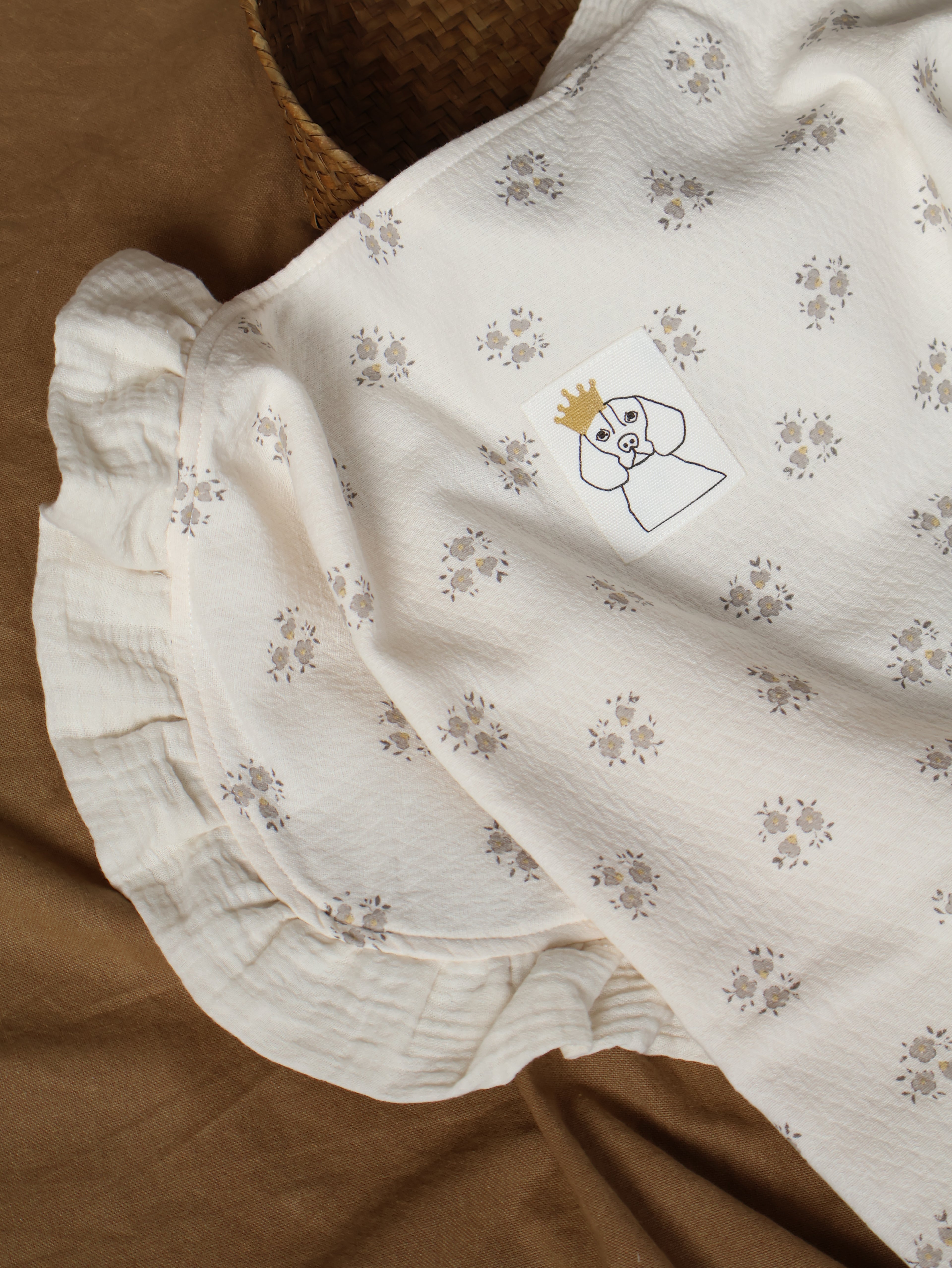 Arrullo reversible en Inti Gris + Gasa cruda en su interior. Detalle de volante en las esquinas superiores en gasa. Costuras interiores para evitar roces innecesarios