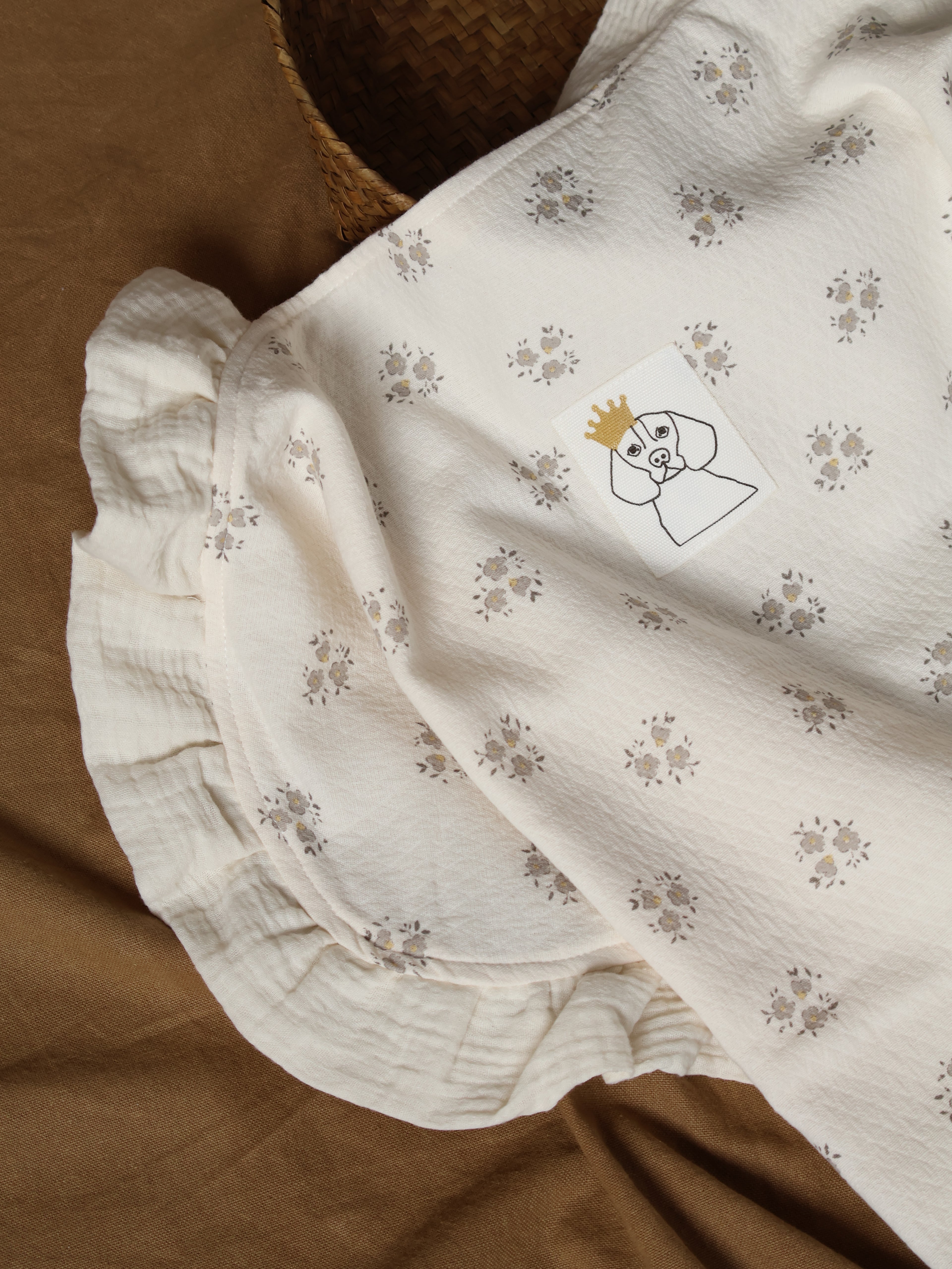 Arrullo reversible en Inti Gris + Gasa cruda en su interior. Detalle de volante en las esquinas superiores en gasa. Costuras interiores para evitar roces innecesarios