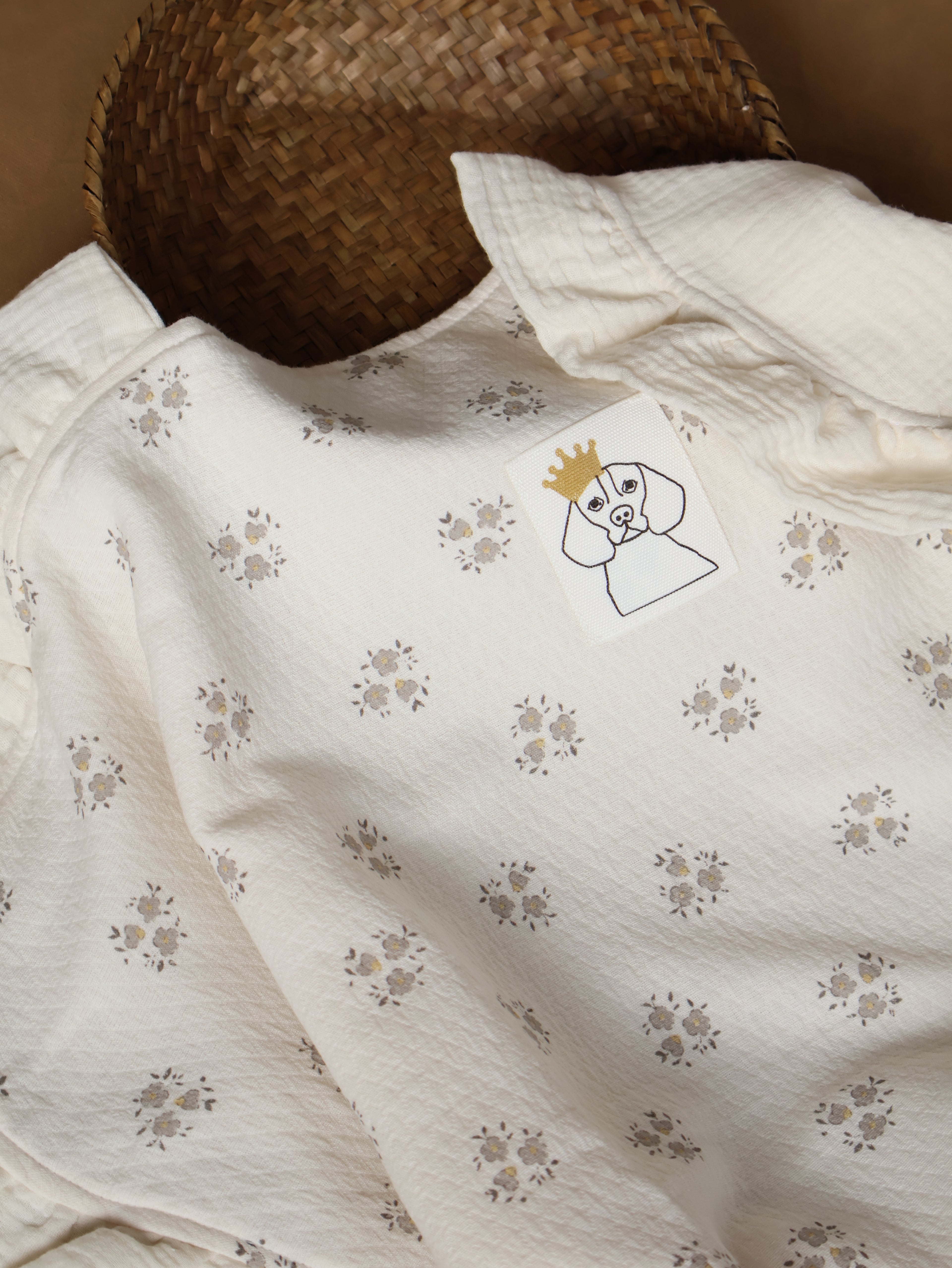 Arrullo reversible en Inti Gris + Gasa cruda en su interior. Detalle de volante en las esquinas superiores en gasa. Costuras interiores para evitar roces innecesarios