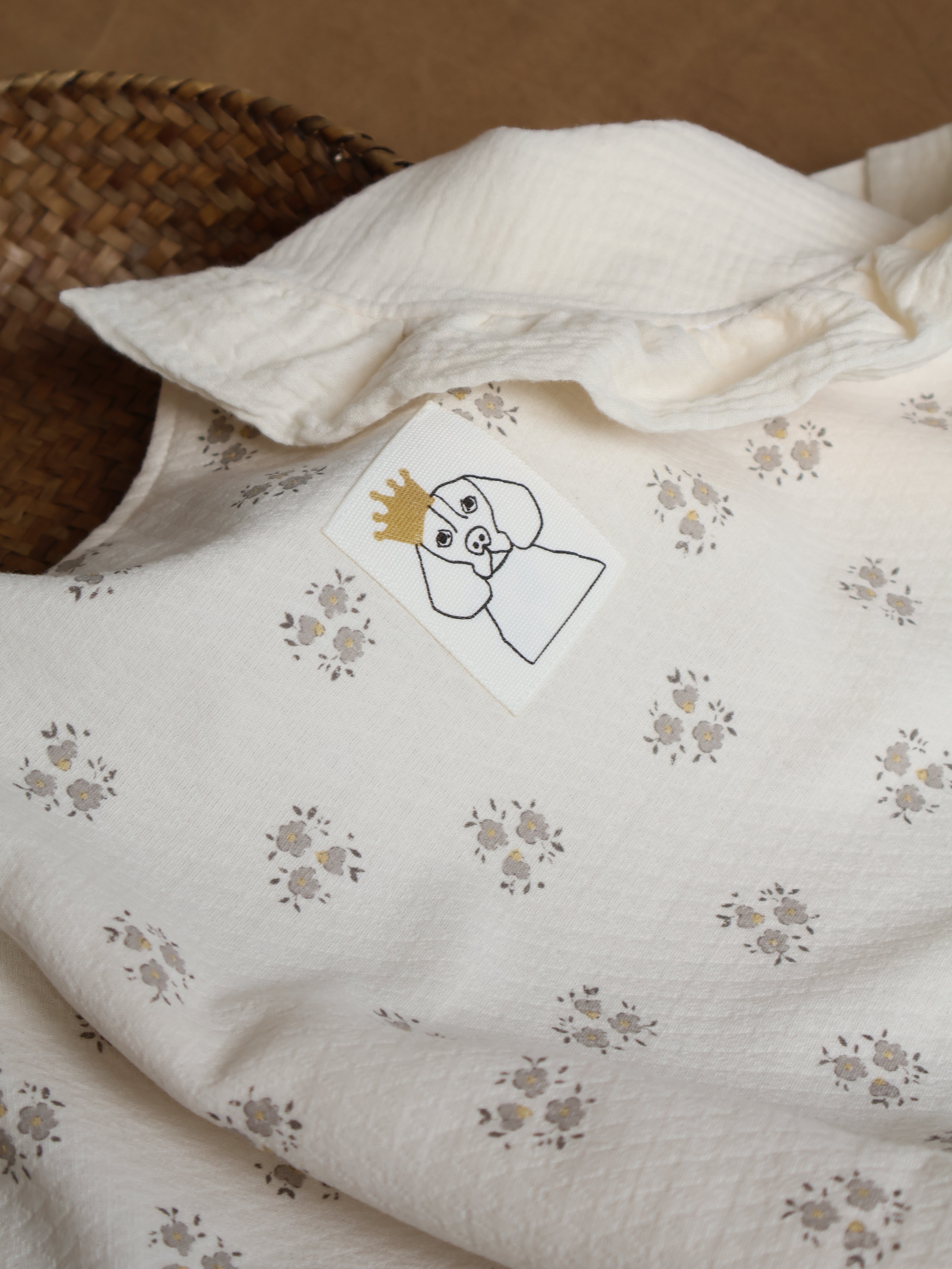 Arrullo reversible en Inti Gris + Gasa cruda en su interior. Detalle de volante en las esquinas superiores en gasa. Costuras interiores para evitar roces innecesarios