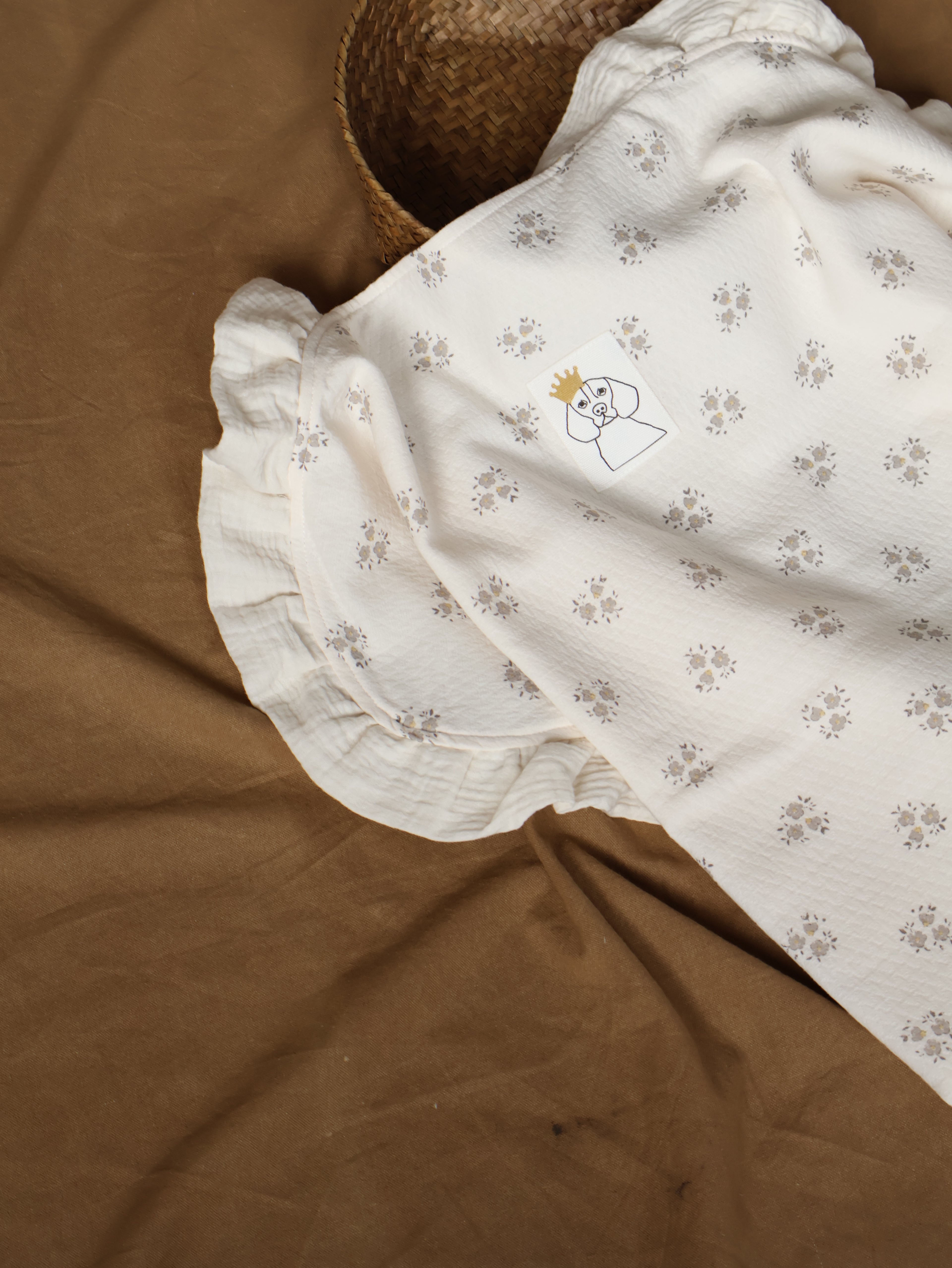 Arrullo reversible en Inti Gris + Gasa cruda en su interior. Detalle de volante en las esquinas superiores en gasa. Costuras interiores para evitar roces innecesarios 3