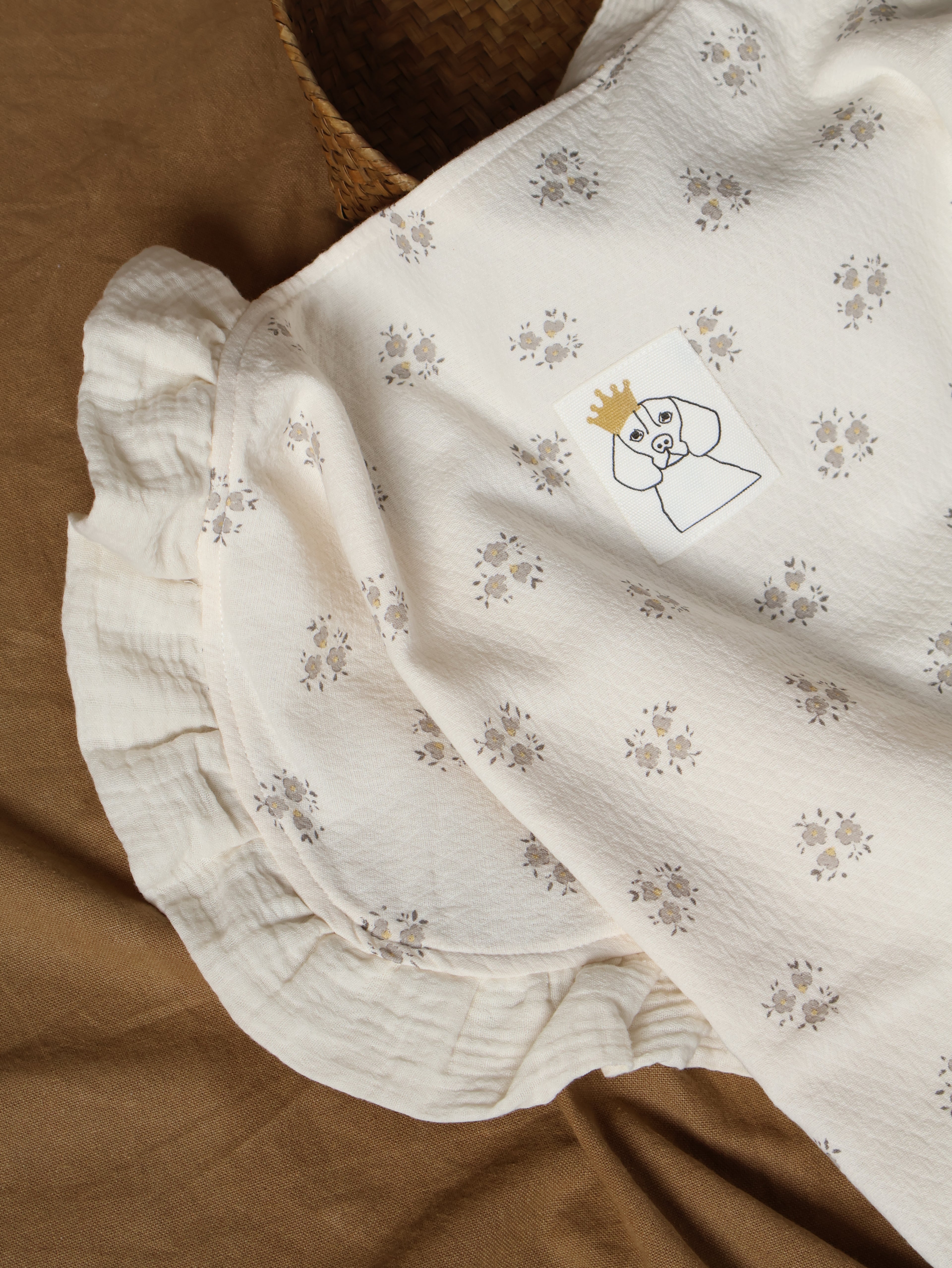 Arrullo reversible en Inti Gris + Gasa cruda en su interior. Detalle de volante en las esquinas superiores en gasa. Costuras interiores para evitar roces innecesarios 4