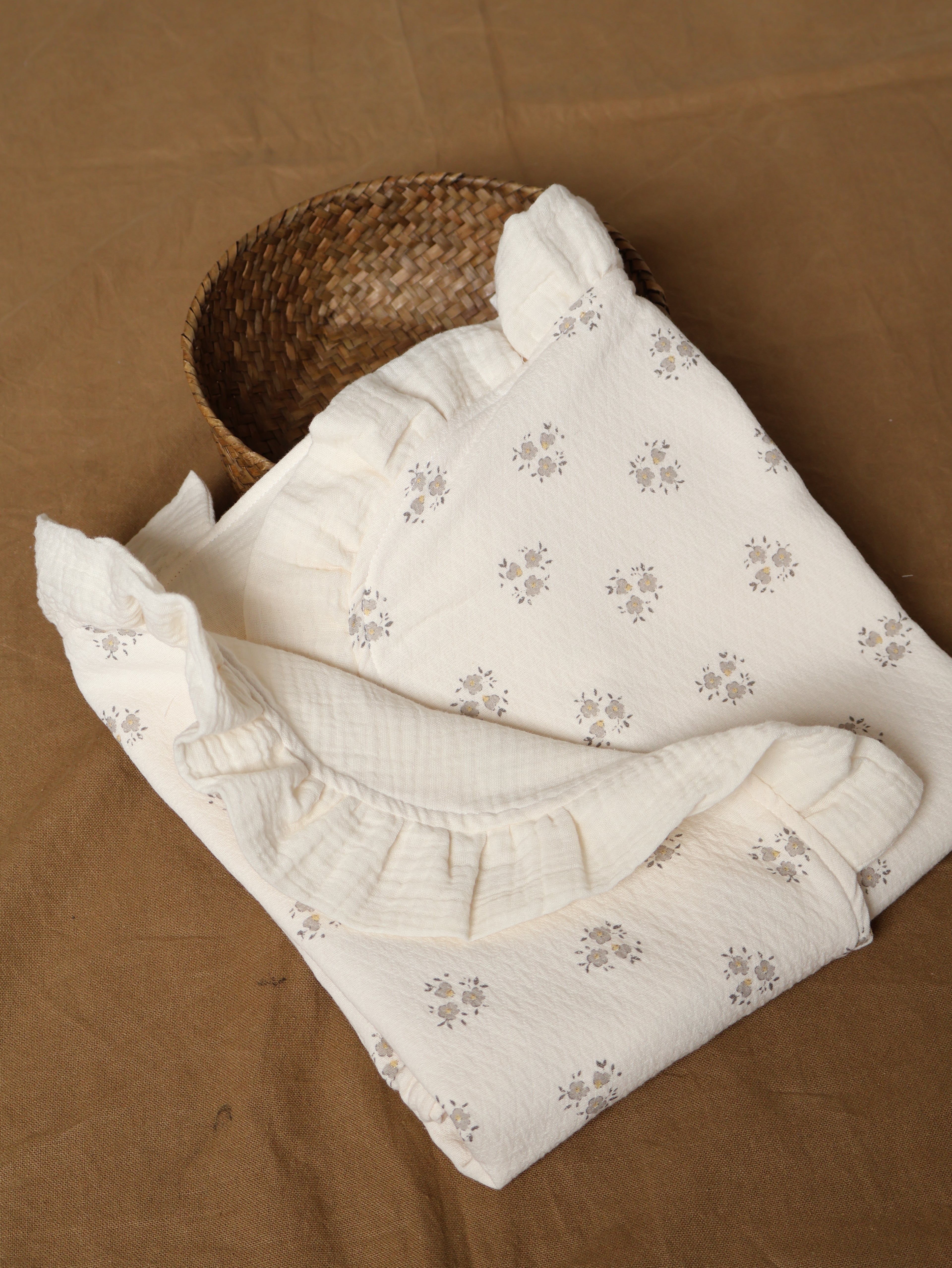 Arrullo reversible en Inti Gris + Gasa cruda en su interior. Detalle de volante en las esquinas superiores en gasa. Costuras interiores para evitar roces innecesarios 5