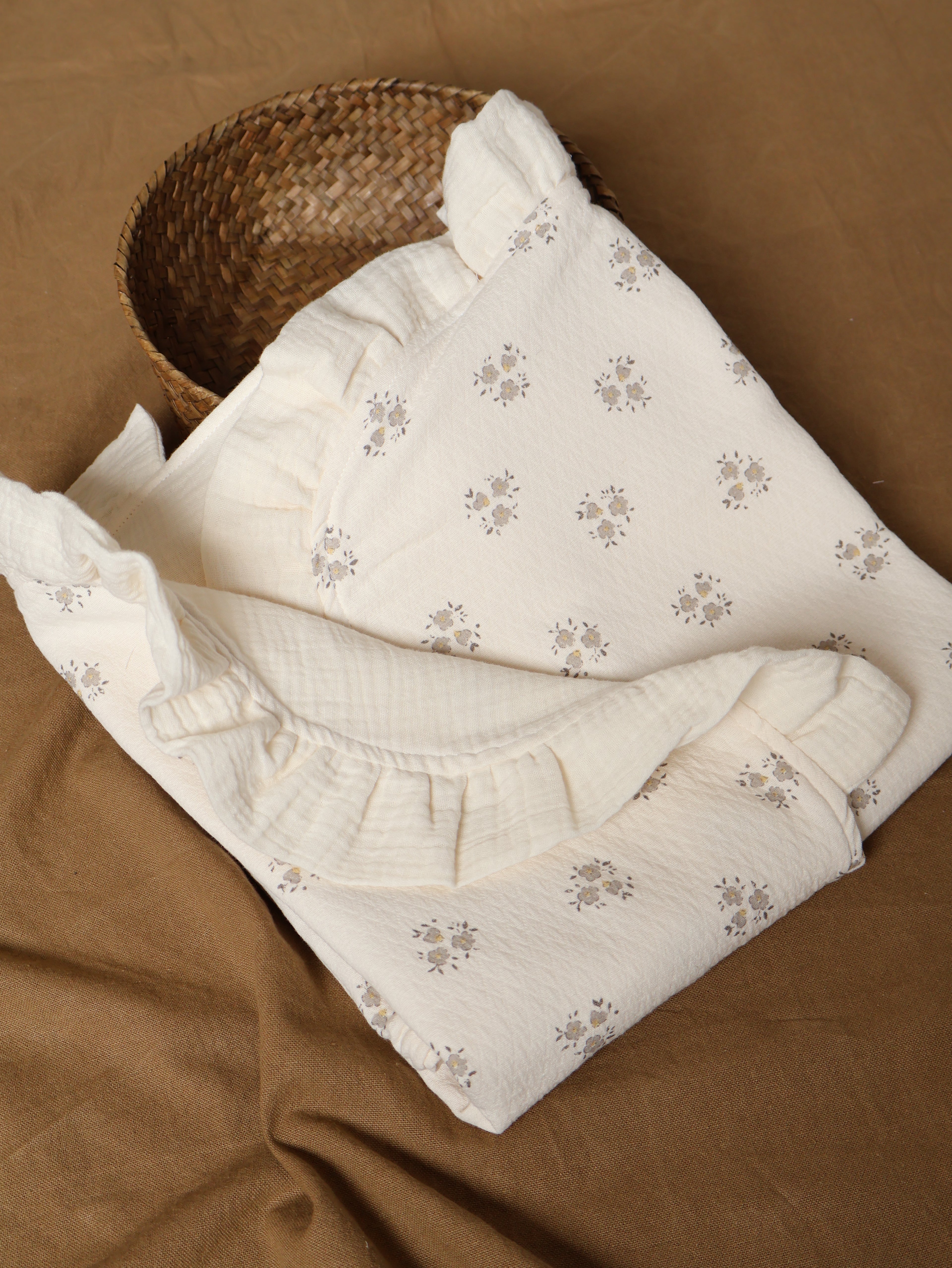 Arrullo reversible en Inti Gris + Gasa cruda en su interior. Detalle de volante en las esquinas superiores en gasa. Costuras interiores para evitar roces innecesarios