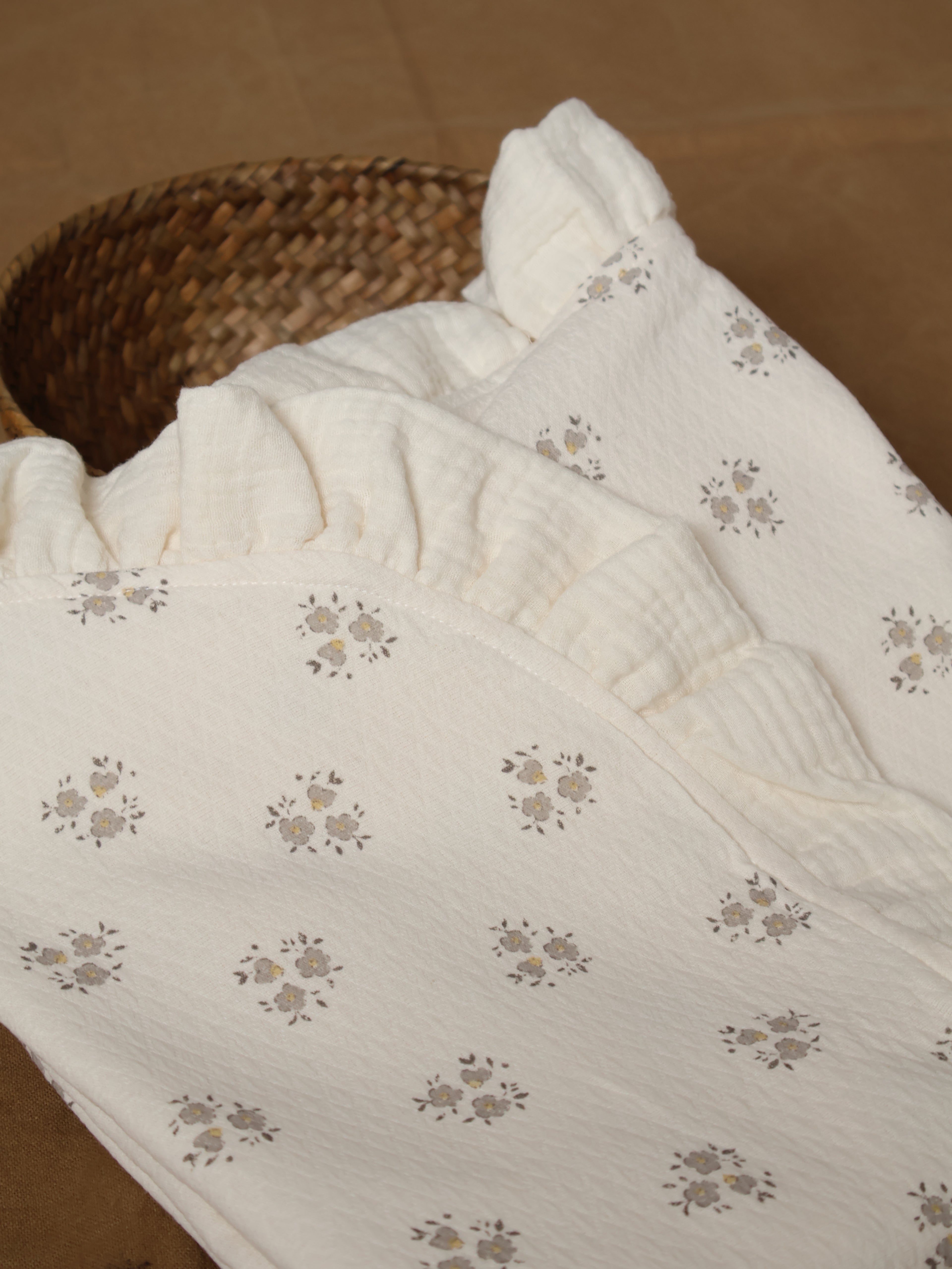 Arrullo reversible en Inti Gris + Gasa cruda en su interior. Detalle de volante en las esquinas superiores en gasa. Costuras interiores para evitar roces innecesarios