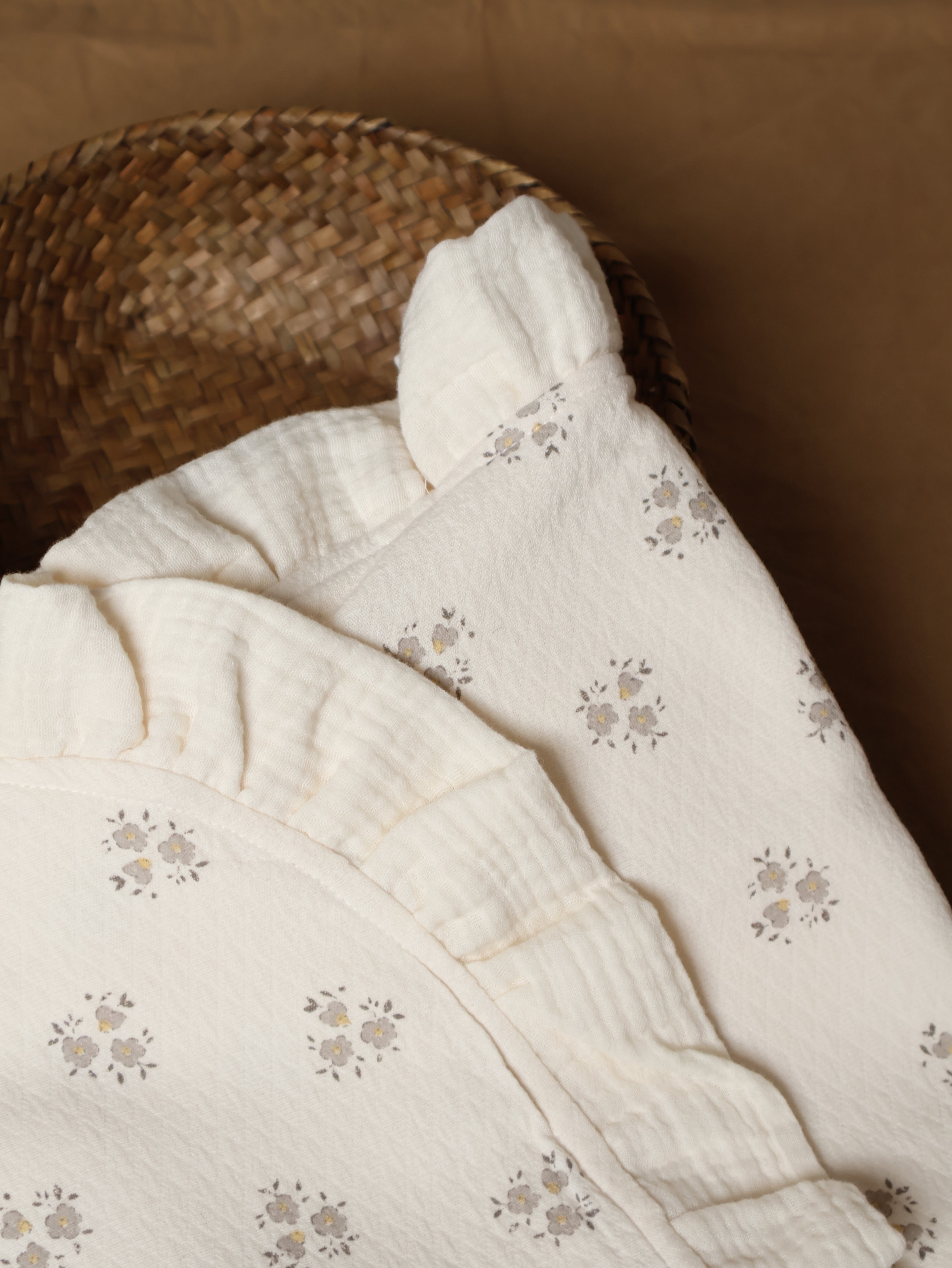 Arrullo reversible en Inti Gris + Gasa cruda en su interior. Detalle de volante en las esquinas superiores en gasa. Costuras interiores para evitar roces innecesarios