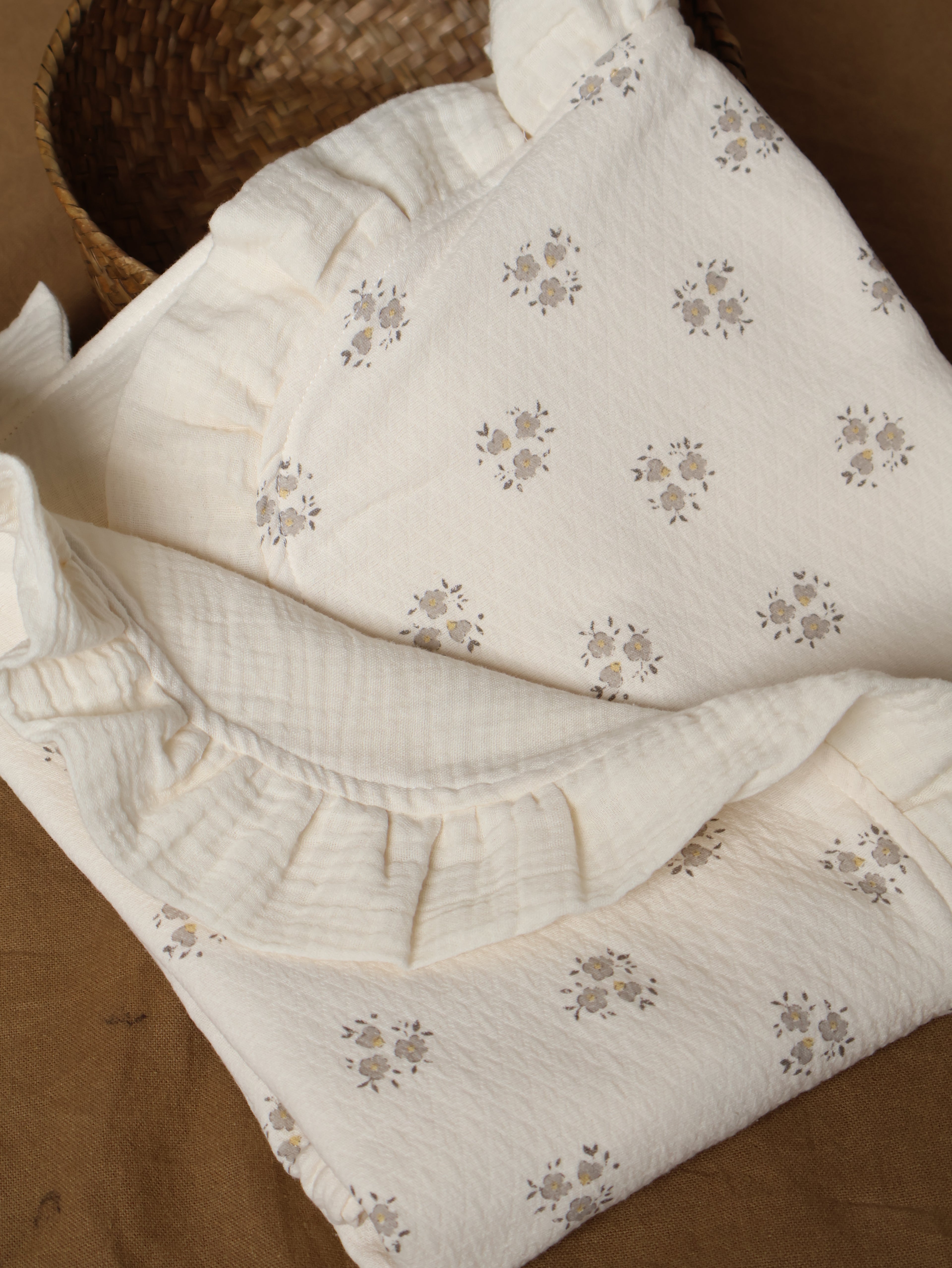 Arrullo reversible en Inti Gris + Gasa cruda en su interior. Detalle de volante en las esquinas superiores en gasa. Costuras interiores para evitar roces innecesarios