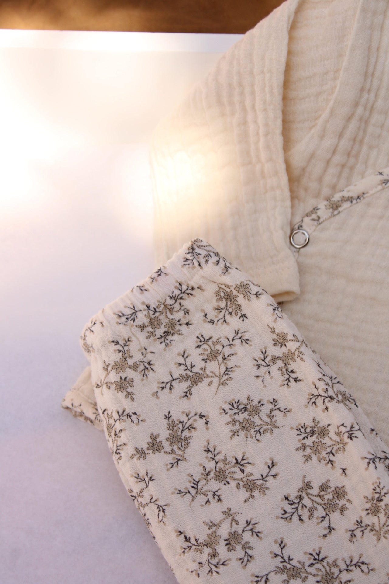 Ensemble chemise portefeuille en mousseline brute et leggings en mousseline