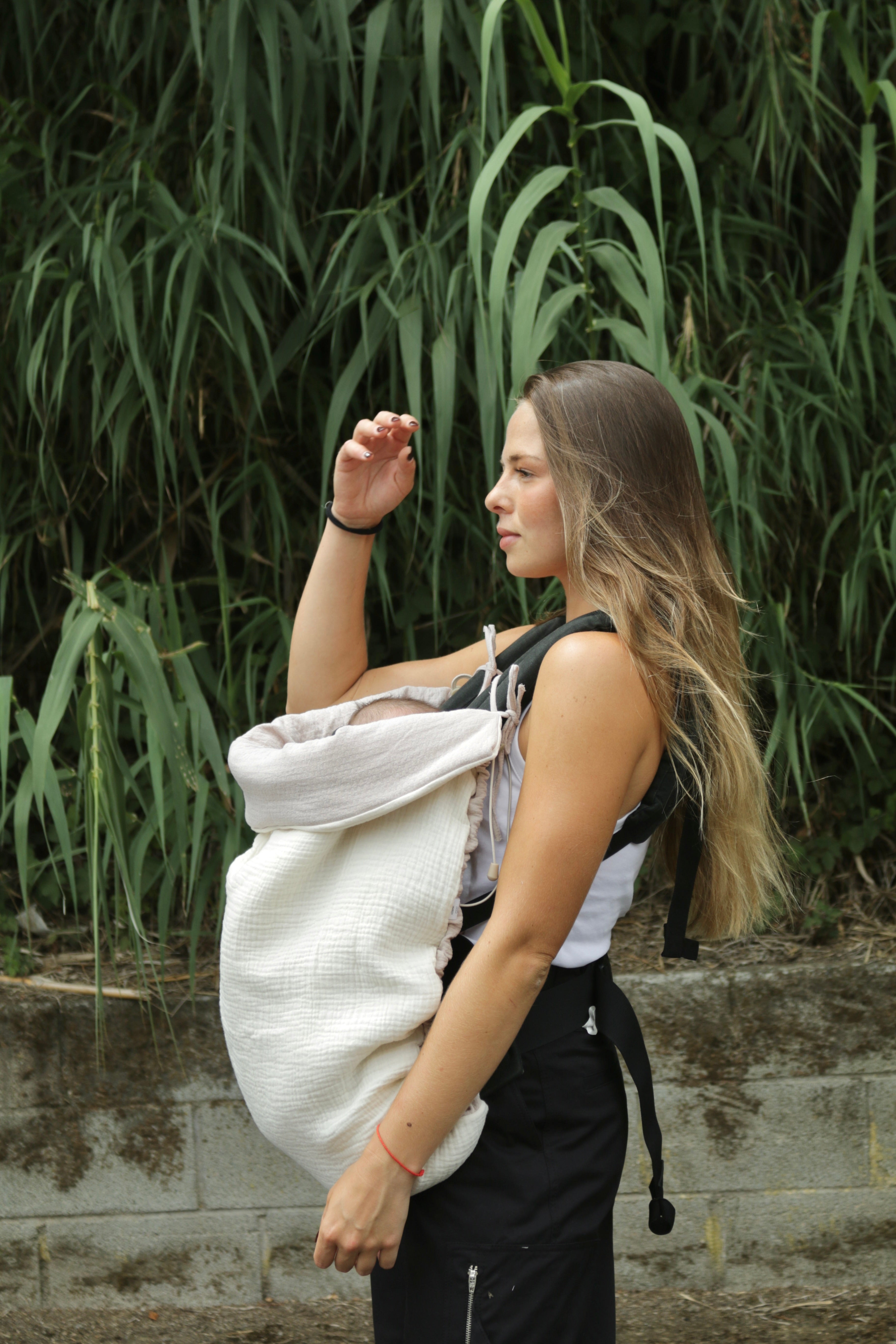 Beige Muslin + Mía Ruffle Cooing