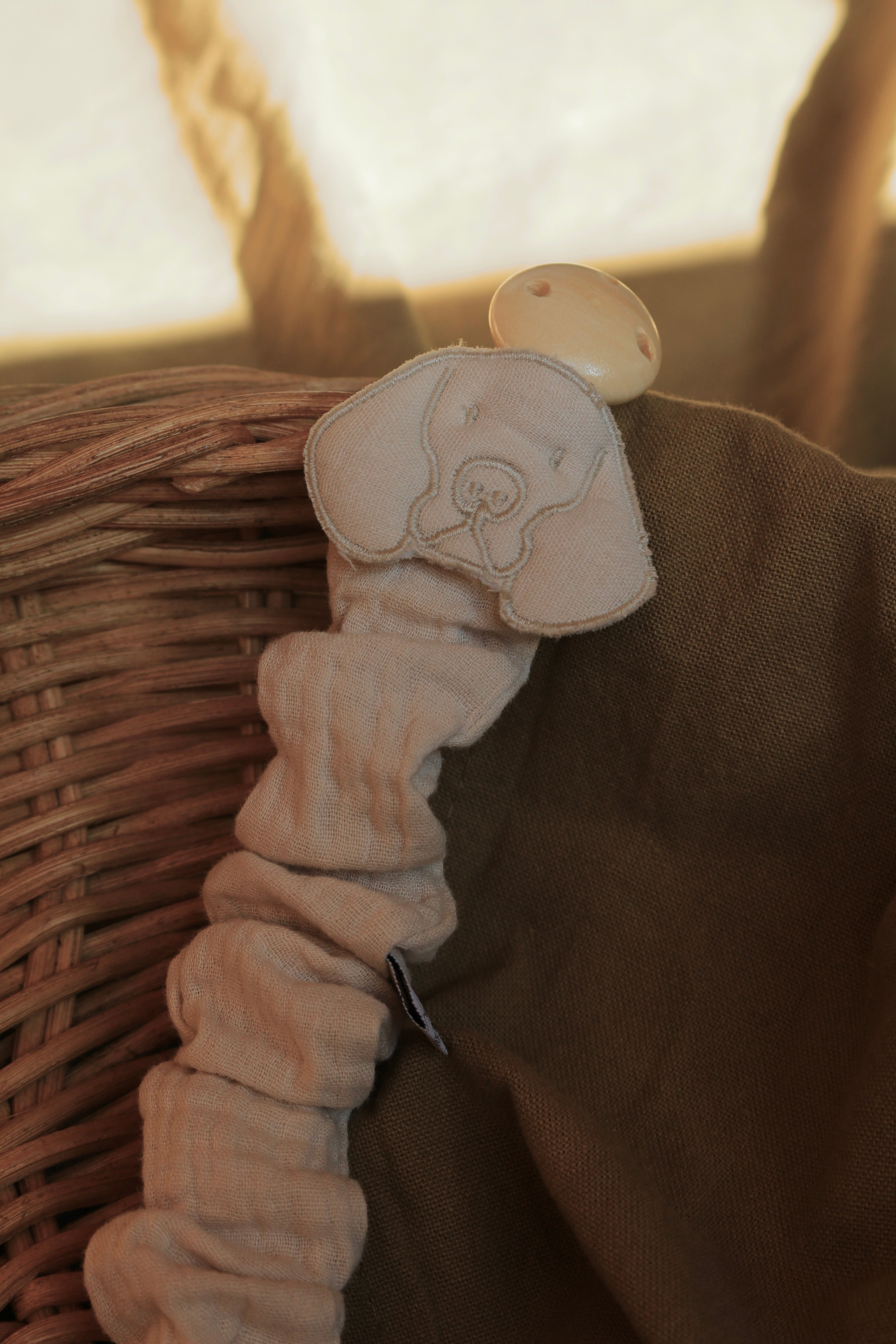 Attache-tétine froncée brodée Eleven Gauze Sand