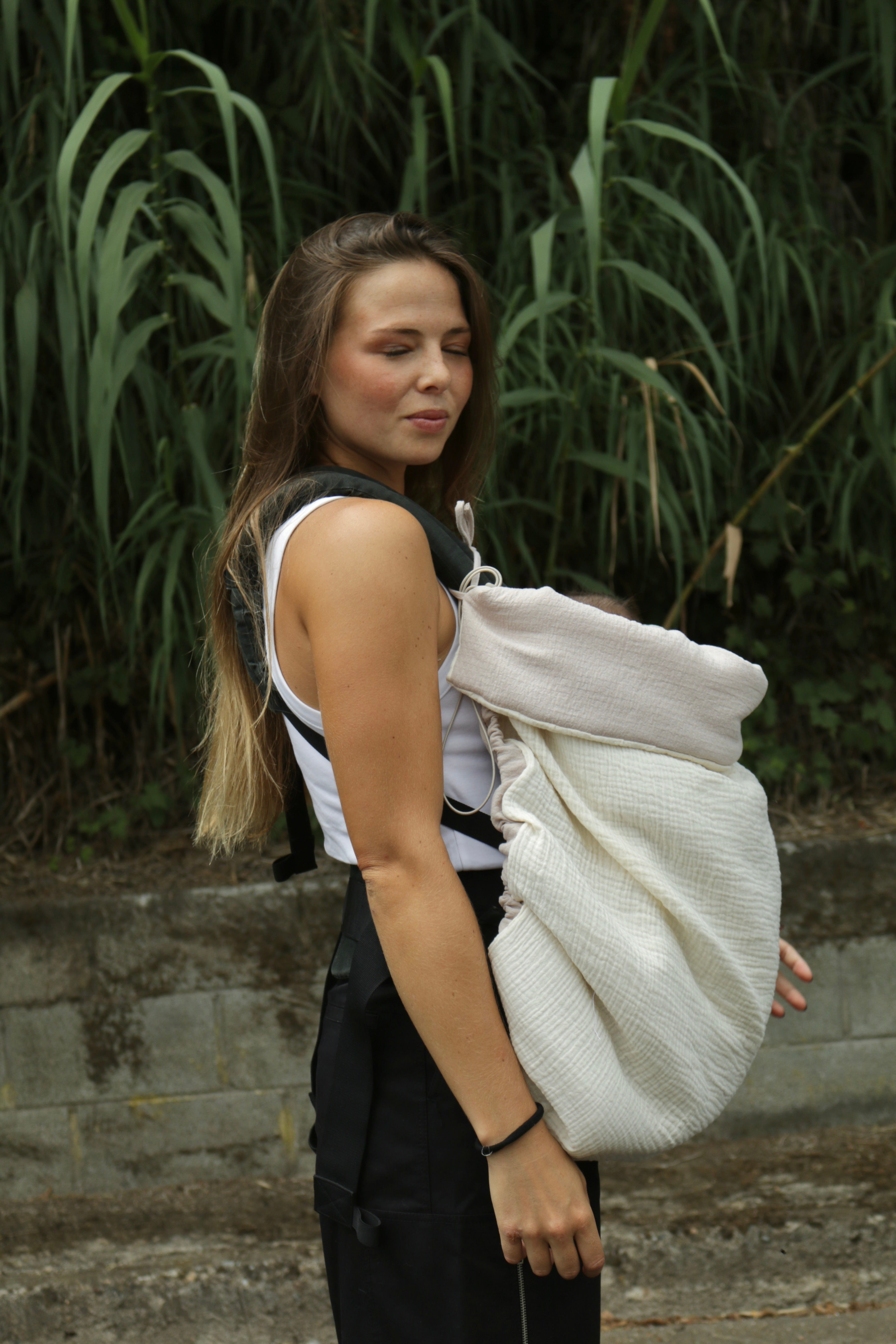 Beige Muslin + Mía Ruffle Cooing