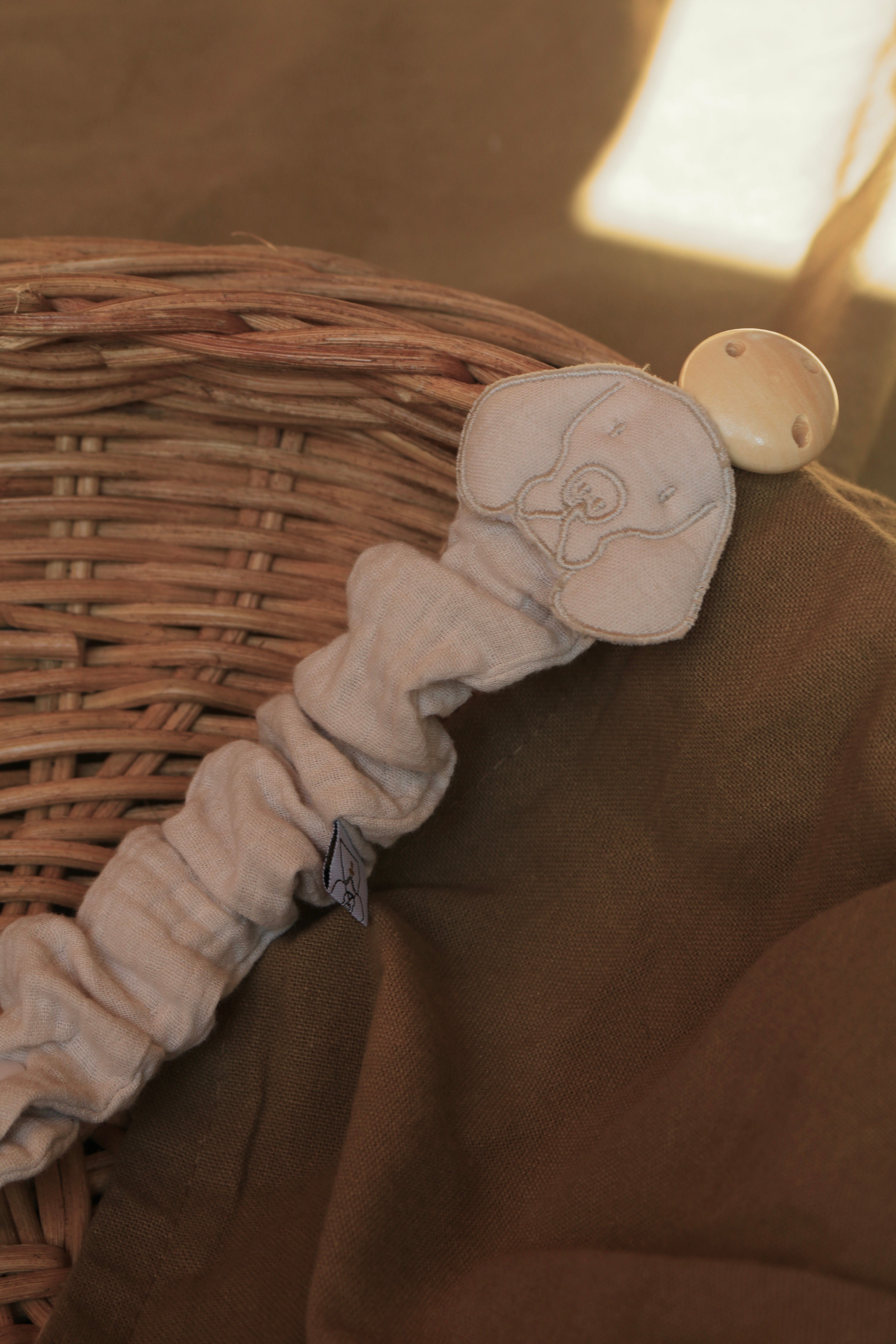 Attache-tétine froncée brodée Eleven Gauze Sand