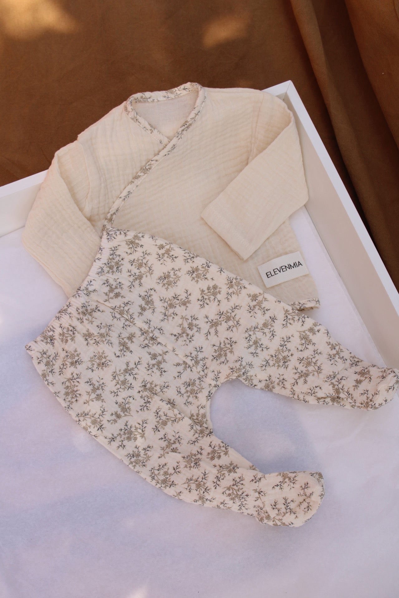 Ensemble chemise portefeuille en mousseline brute et leggings en mousseline