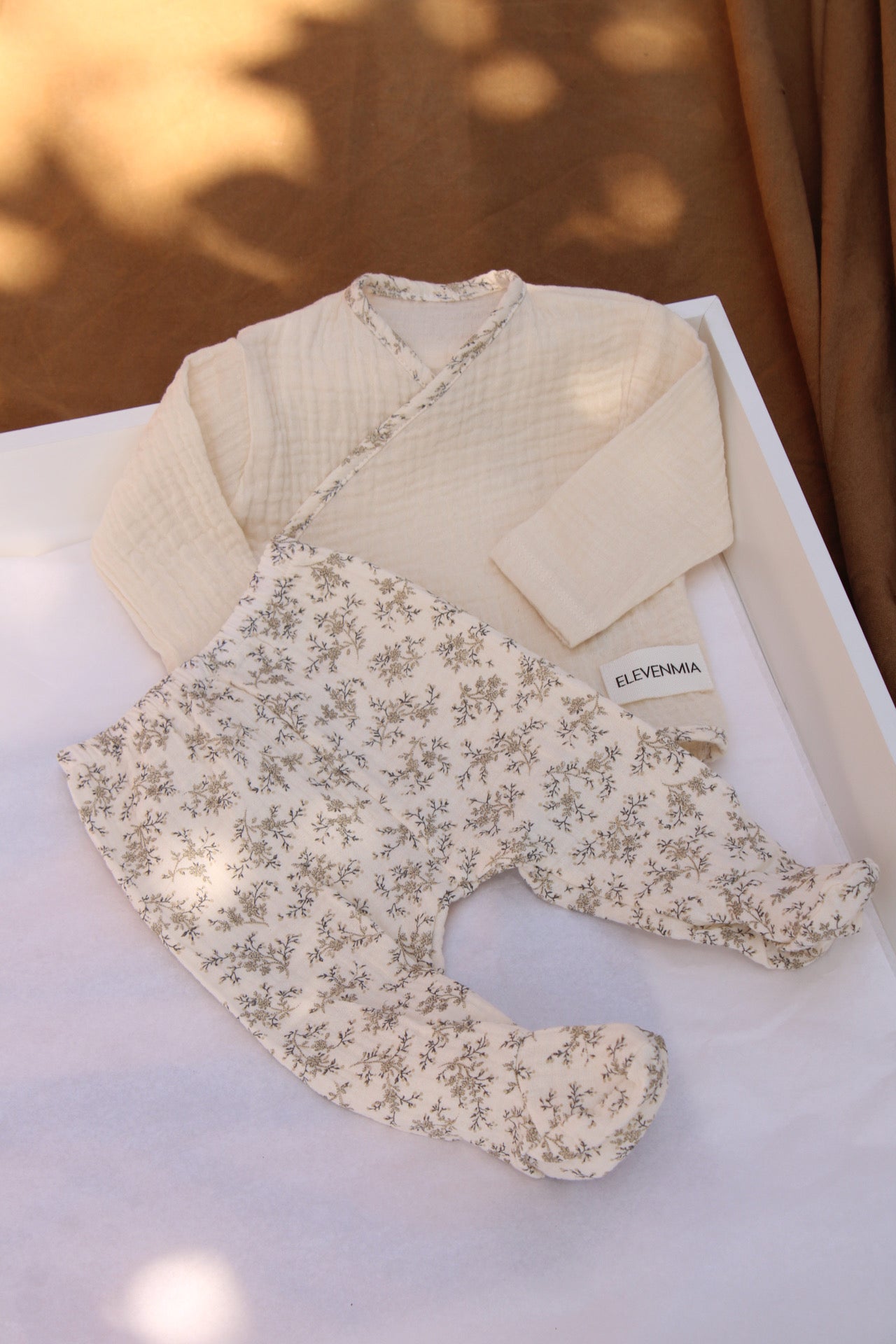 Ensemble chemise portefeuille en mousseline brute et leggings en mousseline