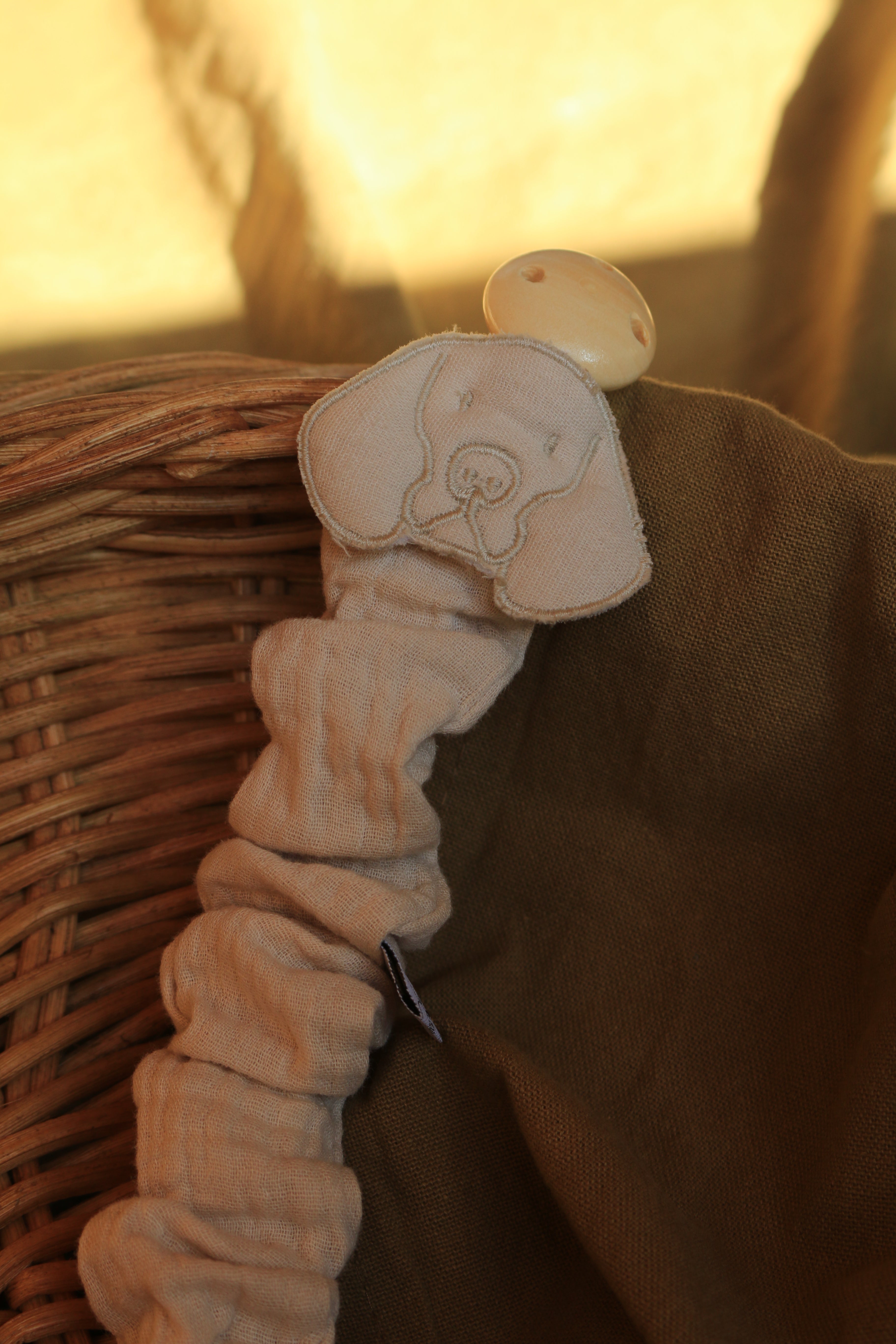Attache-tétine froncée brodée Eleven Gauze Sand