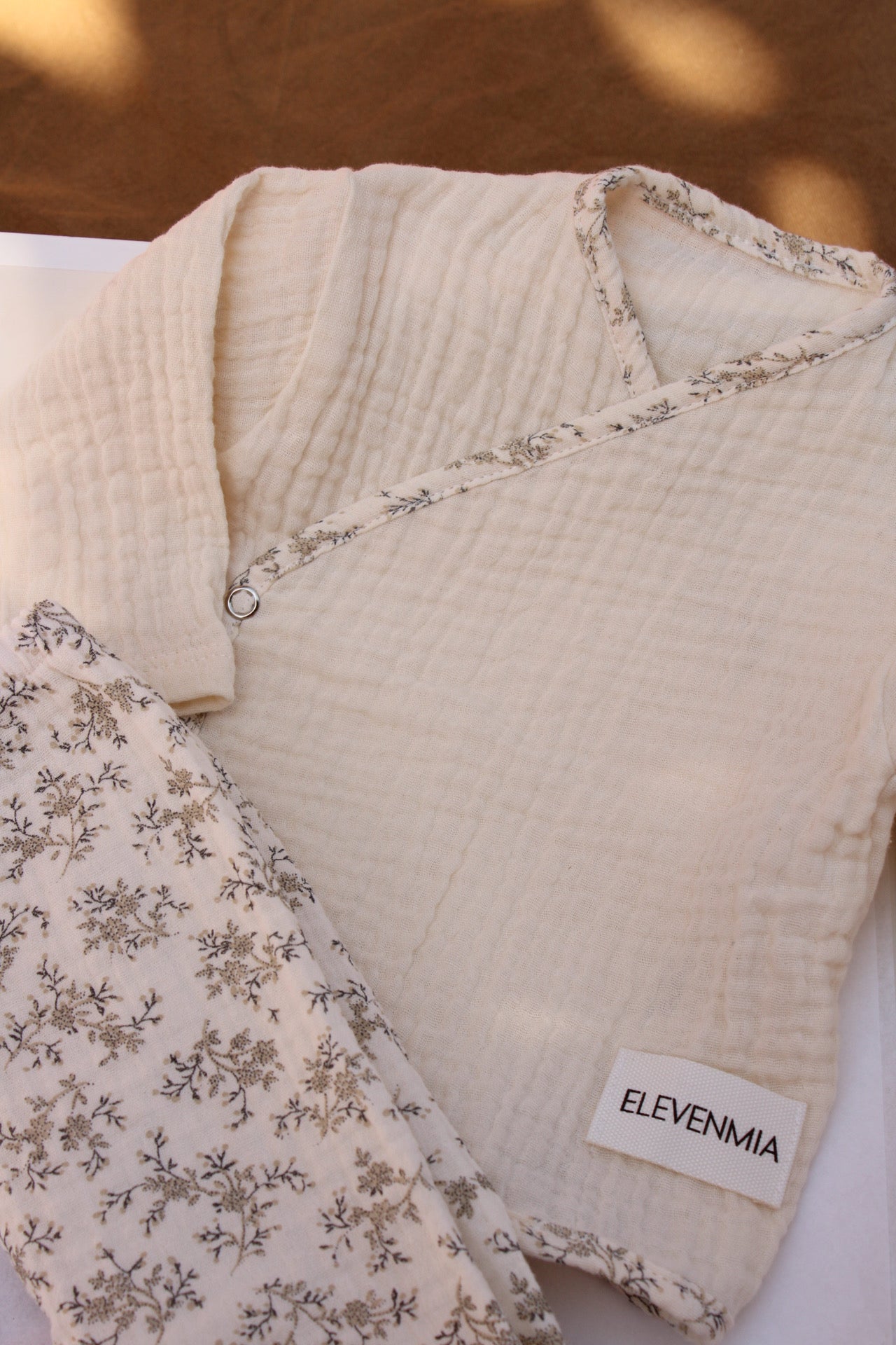 Ensemble chemise portefeuille en mousseline brute et leggings en mousseline