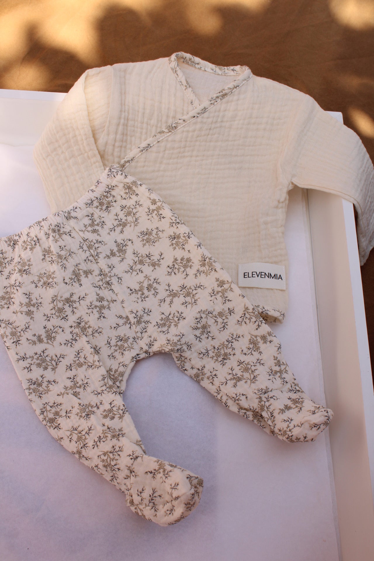 Ensemble chemise portefeuille en mousseline brute et leggings en mousseline