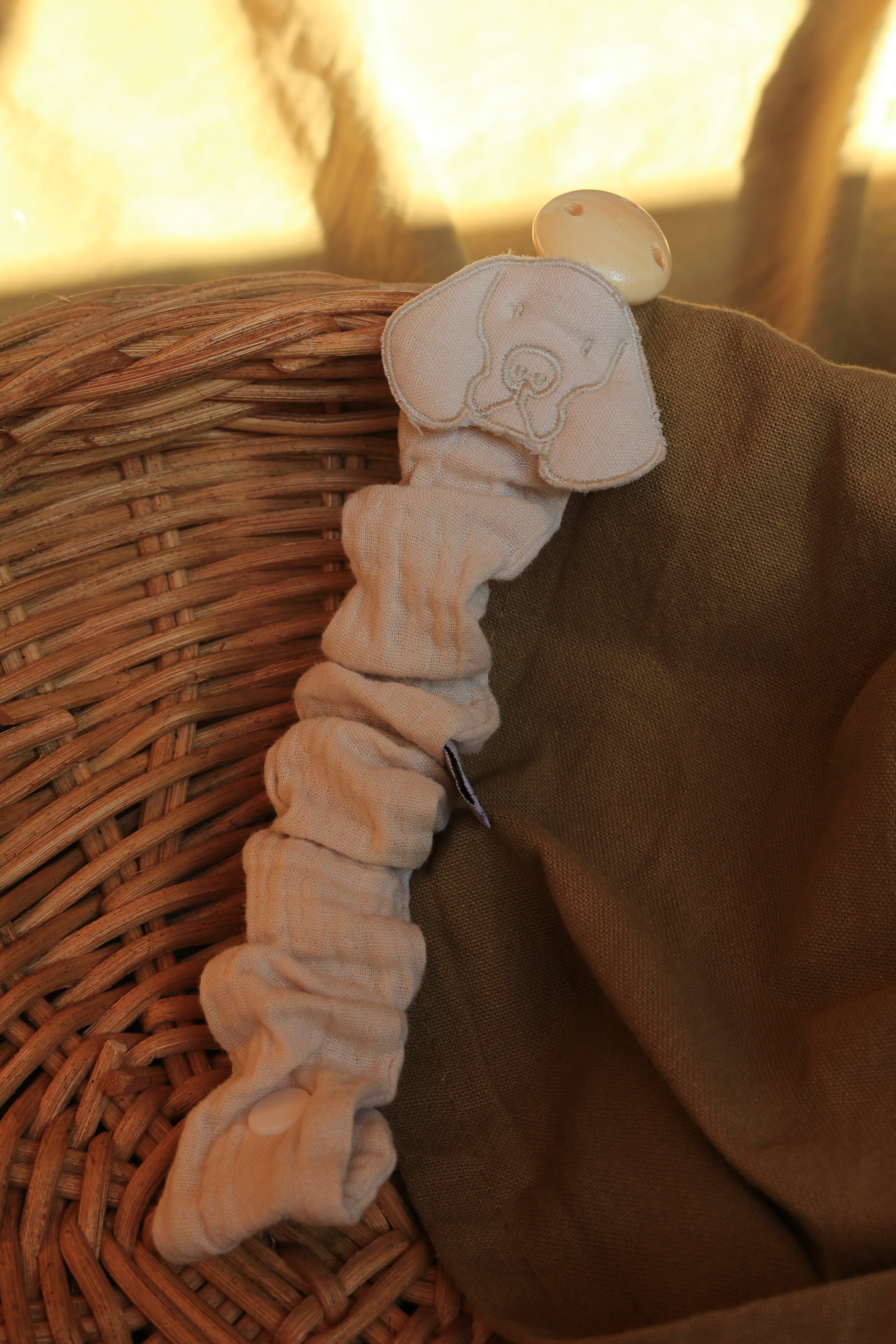 Attache-tétine froncée brodée Eleven Gauze Sand
