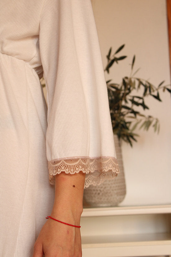 Chemise de nuit de maternité blanche côtelée à col en V