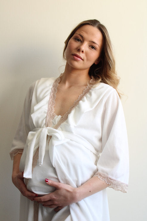 Robe blanche à volants côtelés