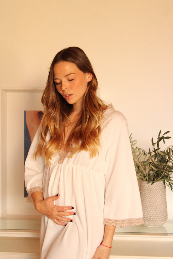 Chemise de nuit de maternité blanche côtelée à col en V