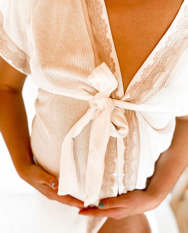 Robe à manches courtes côtelée blanche et dentelle