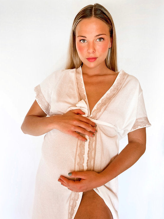 Robe à manches courtes côtelée blanche et dentelle