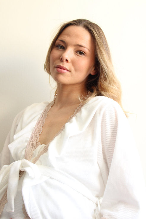 Robe blanche à volants côtelés