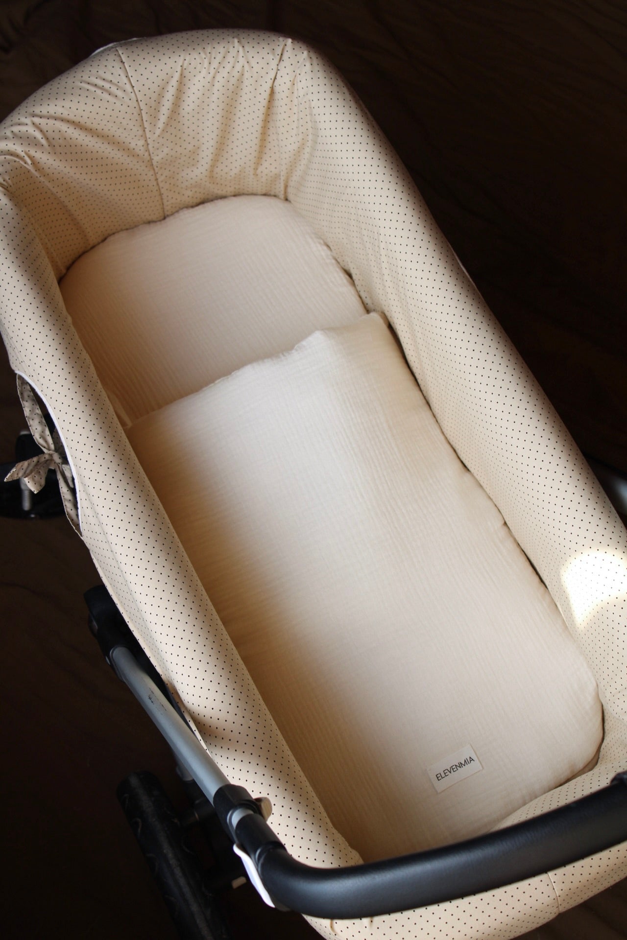 Carrycot Cover Dotty + Beige Muslin