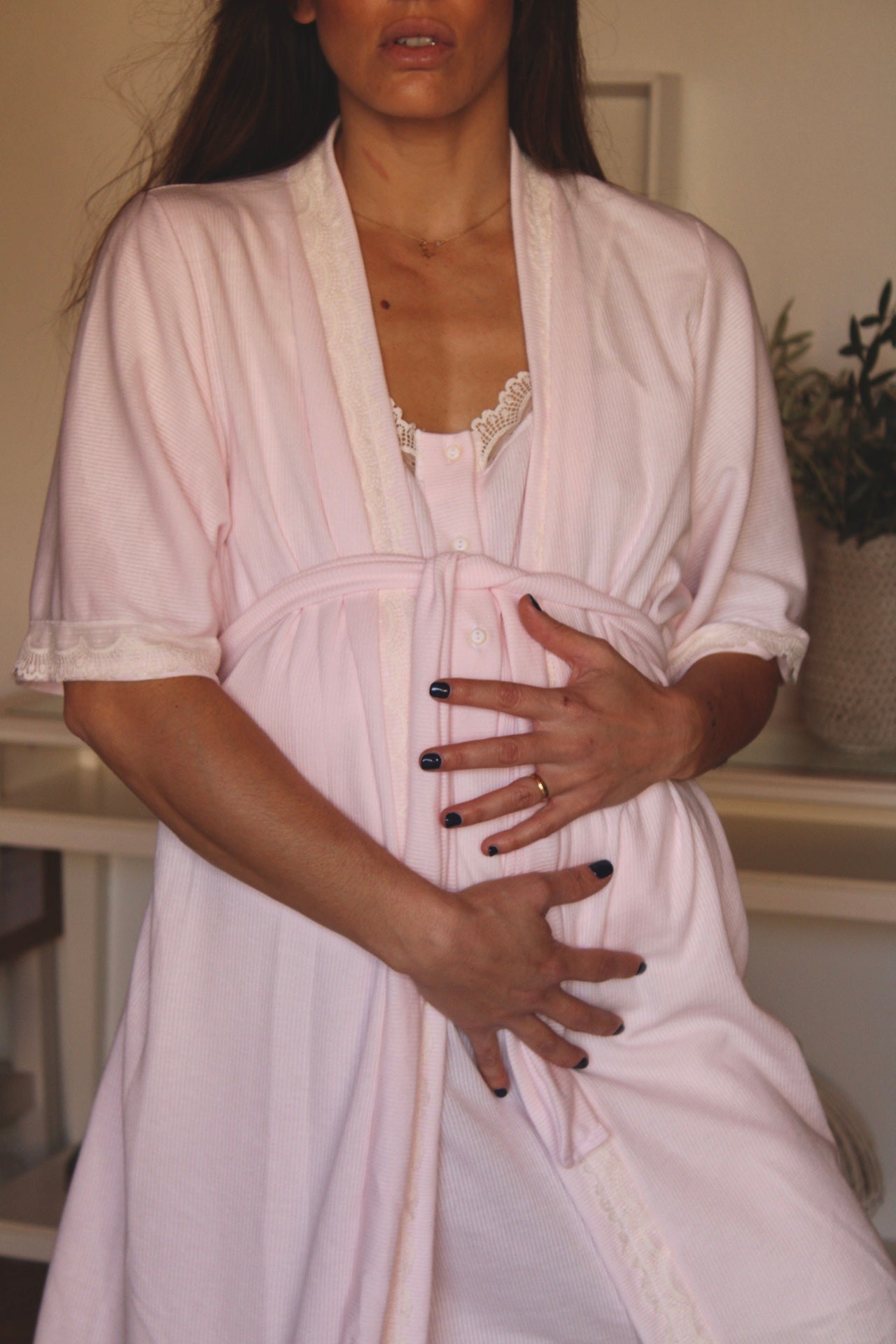 Chemise de nuit de maternité avec bretelles en dentelle côtelée rose