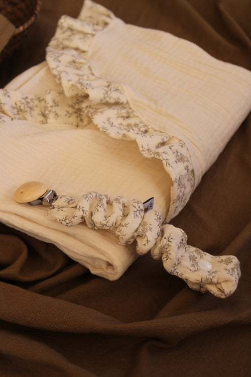 Beige Muslin + Mía Ruffle Cooing