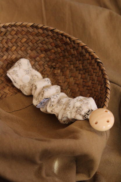 Mía Muslin Pacifier Holder