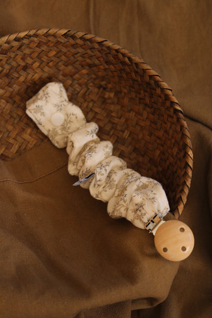 Mía Muslin Pacifier Holder