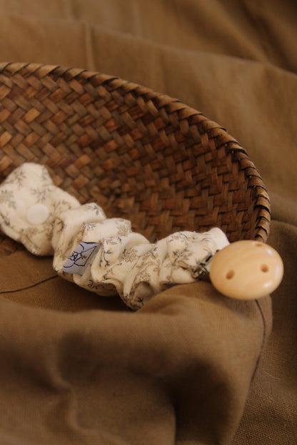 Mía Muslin Pacifier Holder