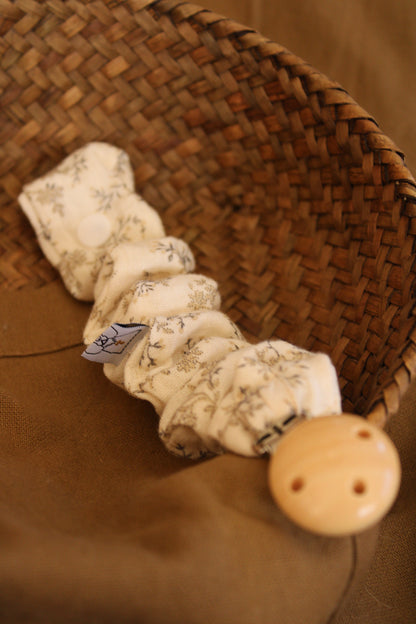 Mía Muslin Pacifier Holder