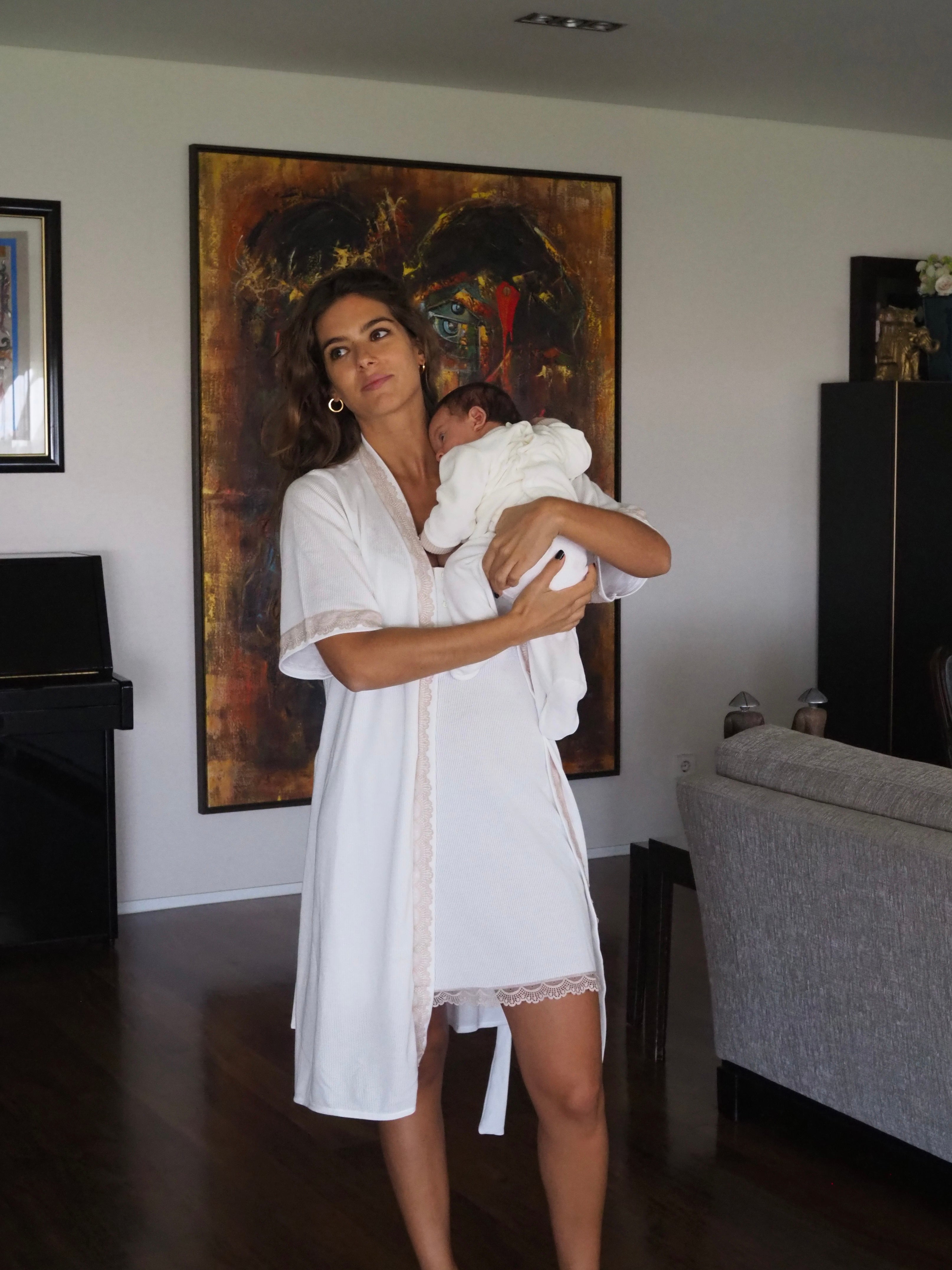 Robe à manches courtes côtelée blanche et dentelle